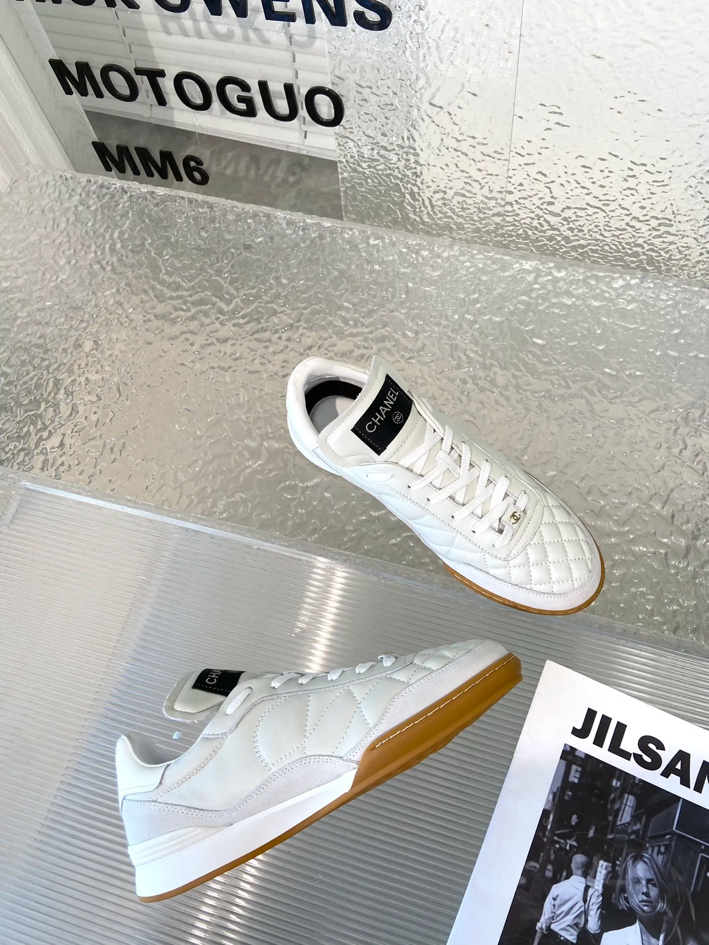 👟👟Ex-factory price 520👟👟 Women's shoes Women's clothing Women's shoes Women's clothing Chanel Chanel 23K lambskin diamond pattern tennis shoes Original purchase development and production Xiaoxiang's latest hidden tennis shoes soft diamond pattern Soft lambskin with big tongue and classic double C logo full of retro feel and the most versatile black and white color scheme Coco girls must buy a casual shoe with broken stud design on the sole Super soft ▪️ Fabric: Original custom lambskin/suede ▪️ Lining: Imported custom sheepskin + mesh ▪️ Sole: Original molded diamond rubber material ▪️ Sole thickness: 2.5CM ▪️ Size: 35-40